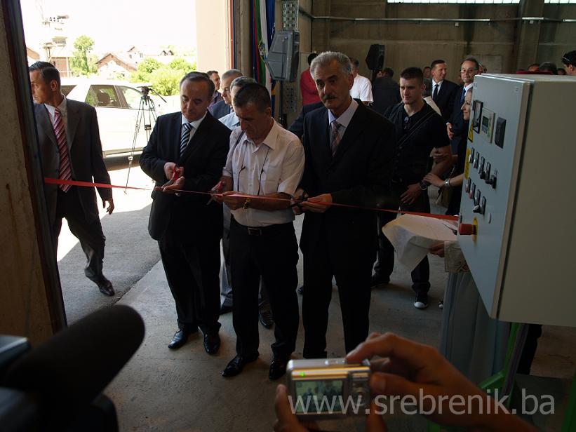 Detalj svečanog presijecanja vrpce...