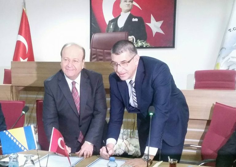 Detalj potpisivanja protokola o bratimljenju općina Srebrenik i Efeler