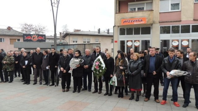 Detalj sa polaganja cvijeća na centralno spomen-obilježje poginulim braniteljima u proteklom odbrambeno-oslobodilačkom ratu