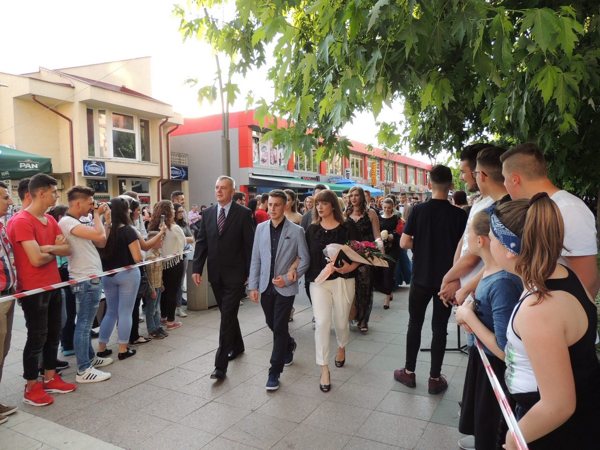 ucenik generacije sa direktorom i razrednom