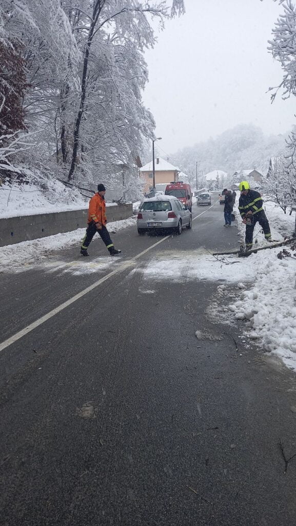 vatrogasci snijeg2 577x1024