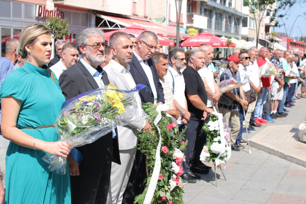 cvijece na spomen obiljezju
